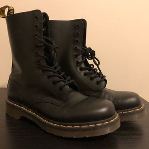 Dr Martens 1490 10 eye boots